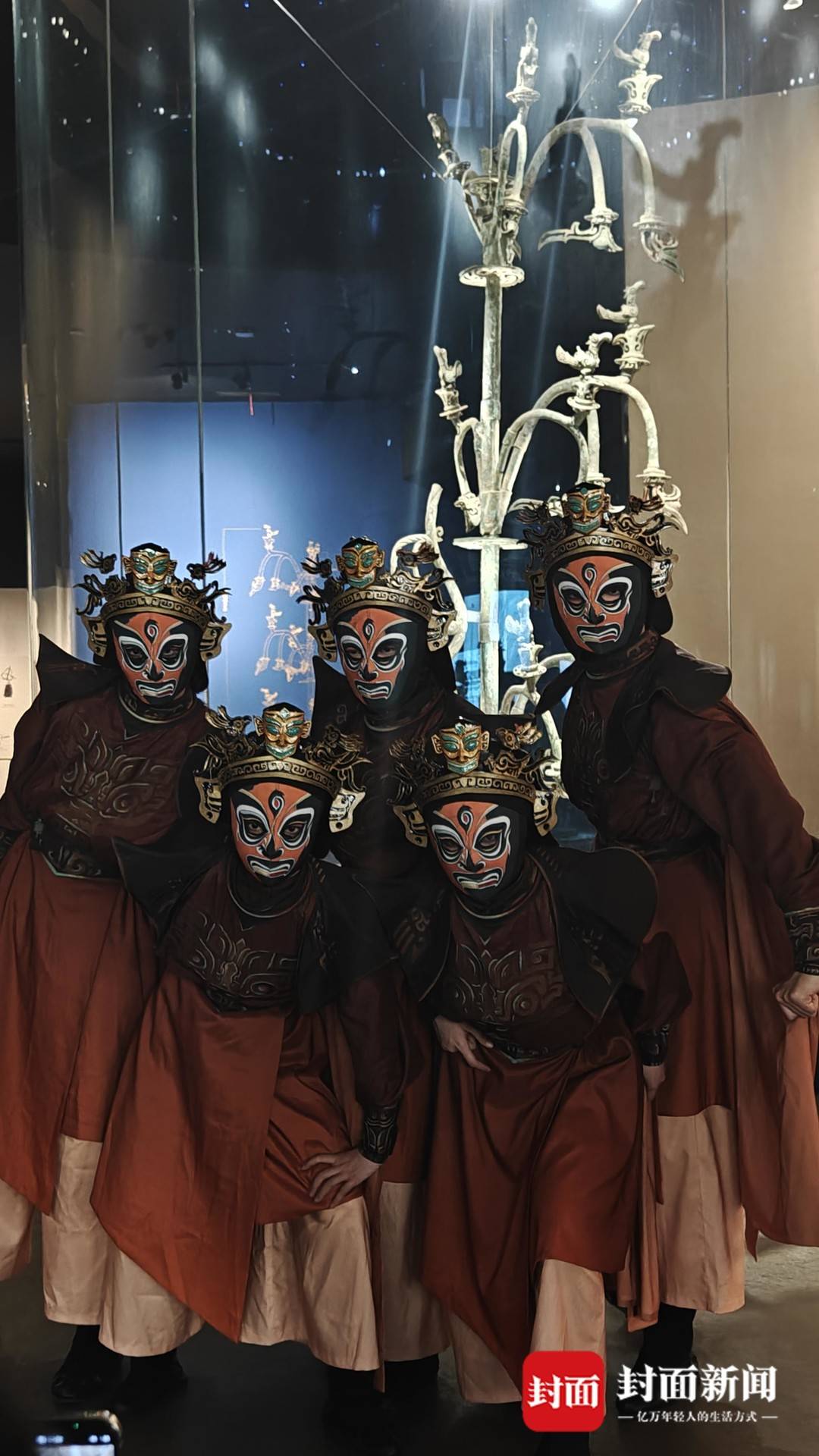 《古蜀天邊行》演員與三星堆博物館青銅神樹