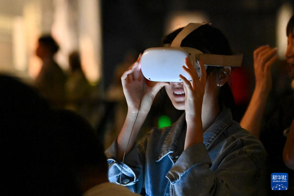 5月17日,遊客通過VR設備遊覽太原北齊壁畫博物館。