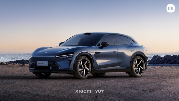 小米YU7实车和蔚来ET5T同框照曝光 造型低趴不像SUV