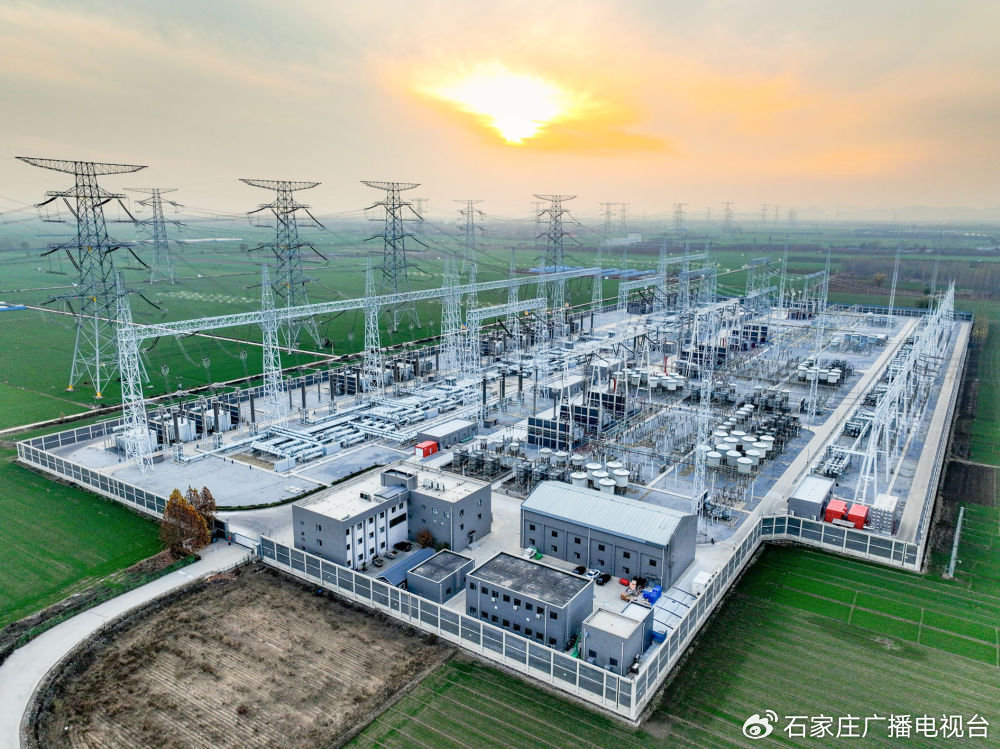 雄安1000千伏特高压变电站俯瞰（无人机照片）。资料照片