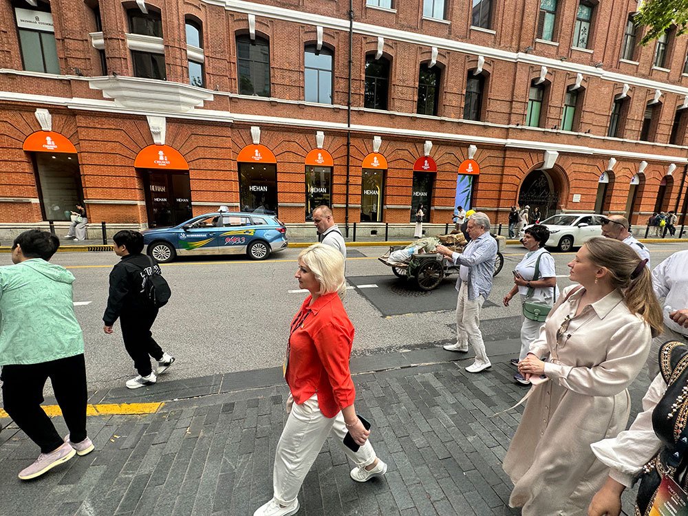 5月18日,中亞旅行團「小分隊」逛外灘。 師文 攝