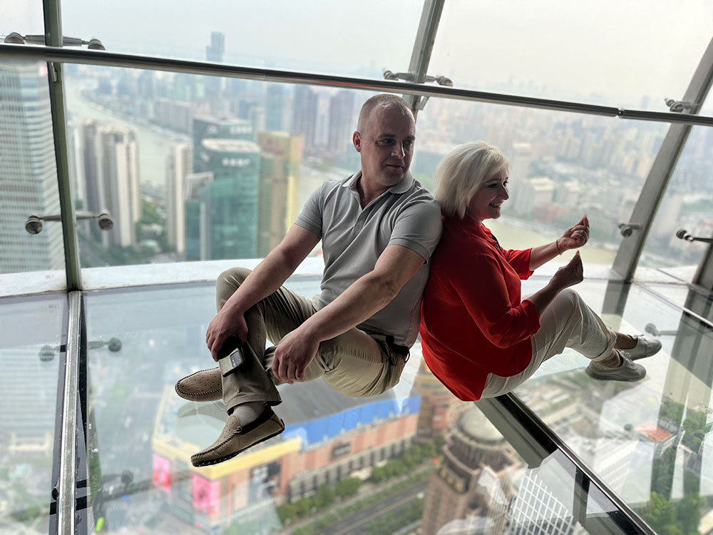 5月18日,Galina Predtechenskaia和丈夫在東方明珠玻璃步道上合照。 澎湃新聞記者 鄒娟 攝