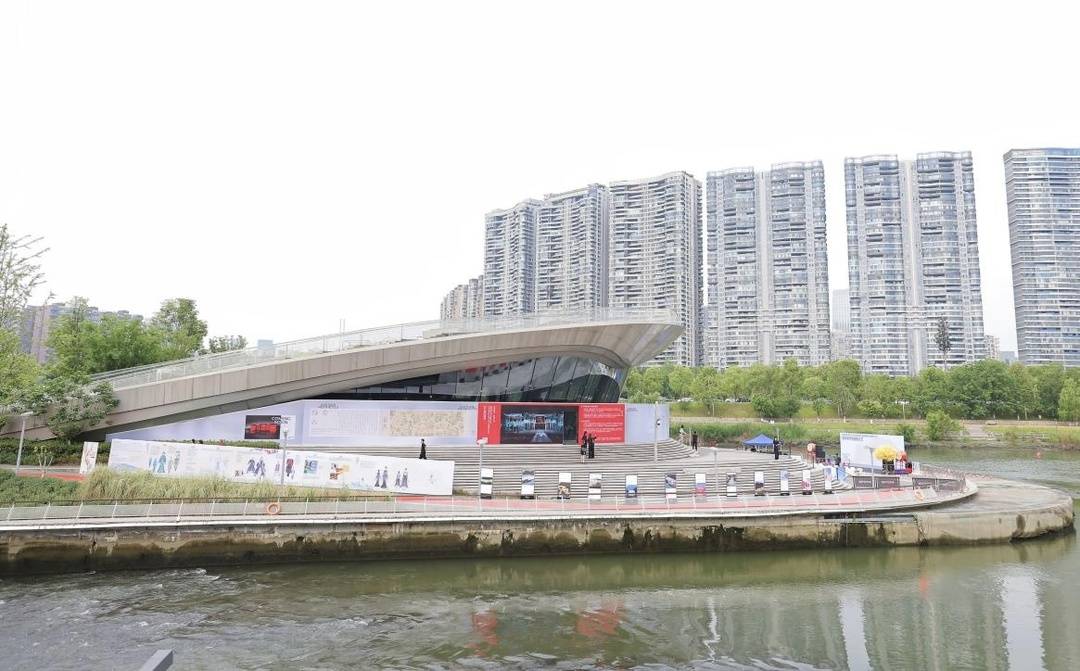臨江而建的芙蓉島