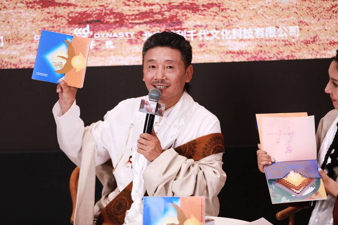容中爾甲向大家展示音樂專輯《天唱》