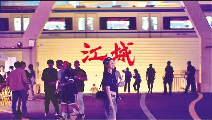 武漢新機位——與輕軌同框的長江二橋黃浦路段。(武漢城運集團供圖)