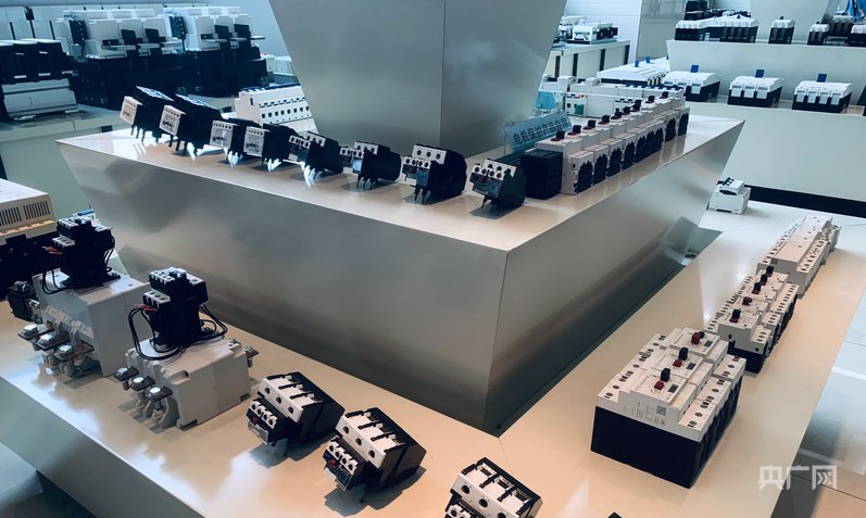 天水二一三电器集团有限公司部分产品展示（央广网记者 李红军 摄）