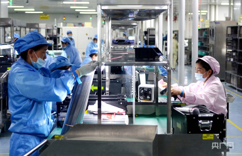 天水华天电子集团生产车间一角（央广网发 张文都 摄）