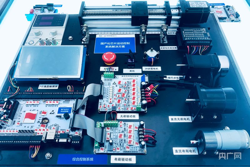 天水天光半导体有限责任公司生产的集成电路产品（央广网记者 李红军 摄）
