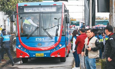 圖為在厄瓜多爾首都基多,人們體驗宇通雙源無軌電車。