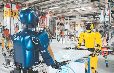 上海開普勒機器人有限公司在上汽通用汽車完成實景實訓。圖為開普勒K2「大黃蜂」在車間完成搬運工作。