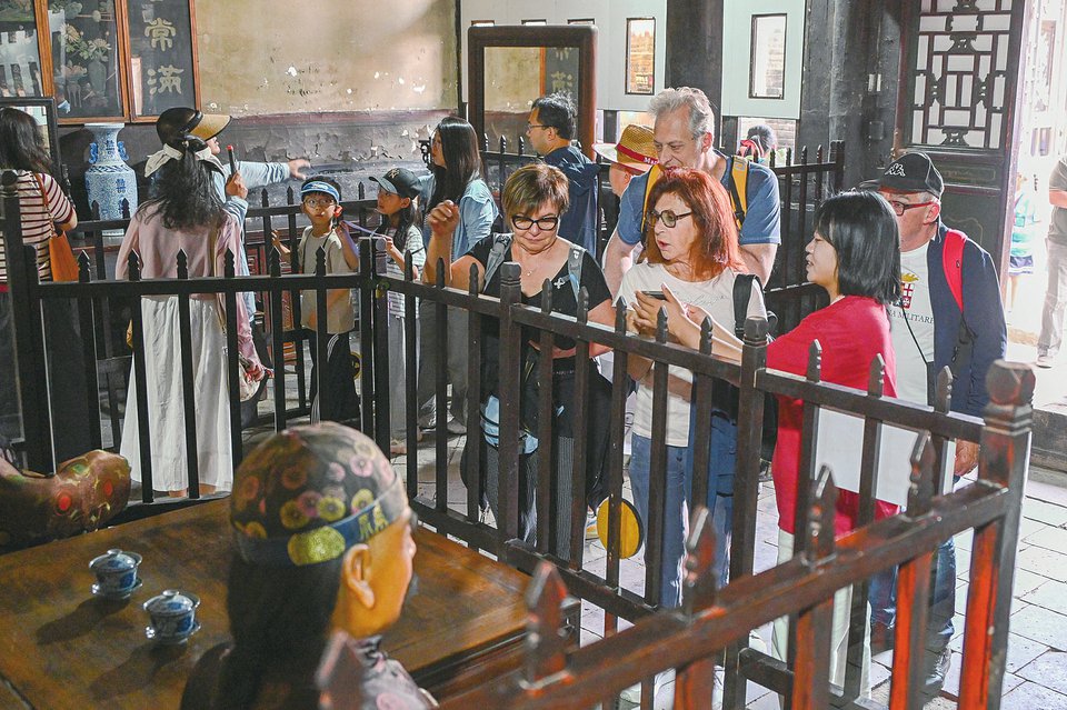 5月18日,人們在臨汾市襄汾縣陶寺遺址博物館內參觀遊覽,近距離感受歷史和文化的魅力。李現俊攝