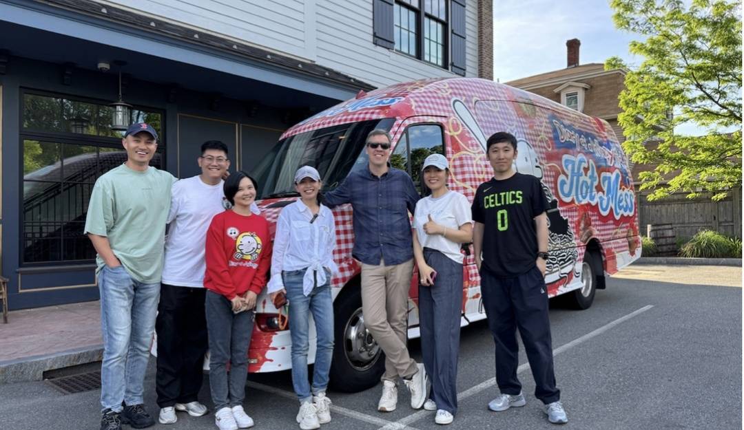 王芳直播團隊與傑夫·金尼在「小屁孩」專車前合照