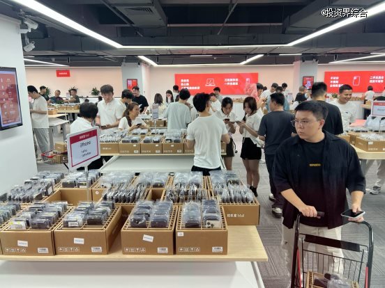 (图为用户在拍机堂mall选购二手商品)