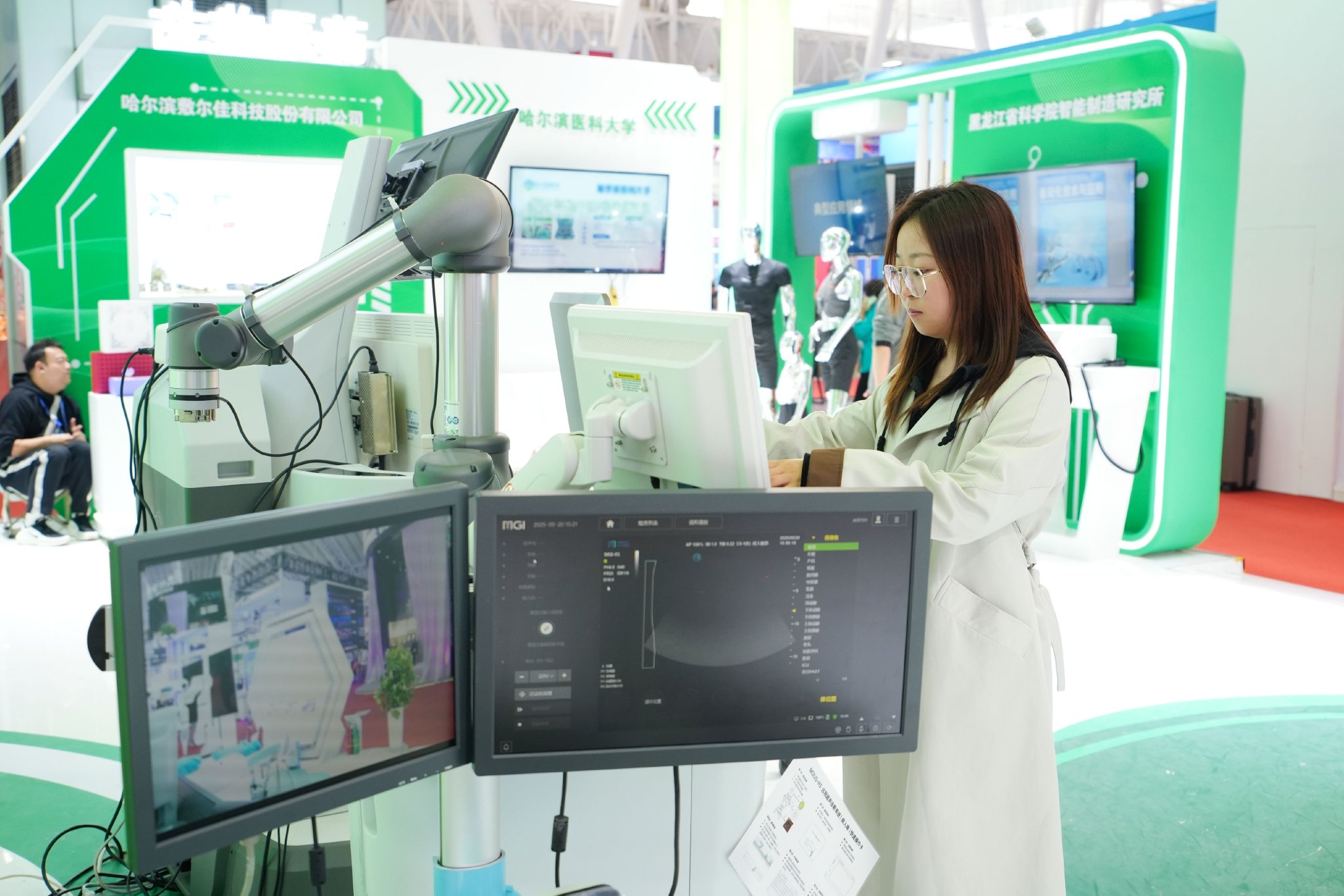 工作人员操作设备