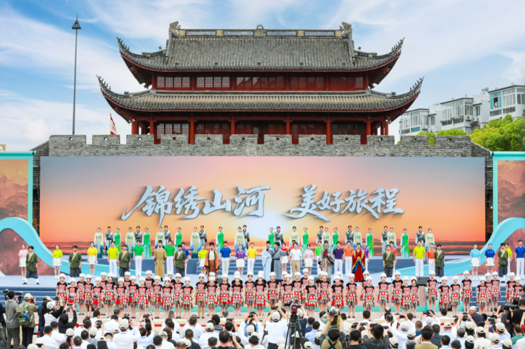 2025中国旅游日｜山河可丈量，安全无止境：沃尔沃XC90守护新时代徐霞客精神