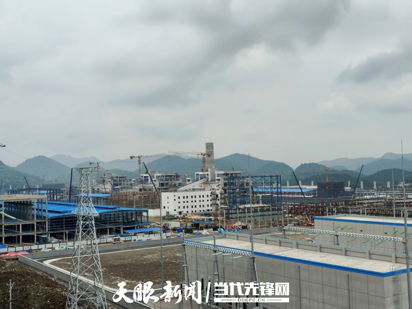 远处的三座塔吊下是即将在5月底实现机械竣工的黄磷项目厂区。管云 摄