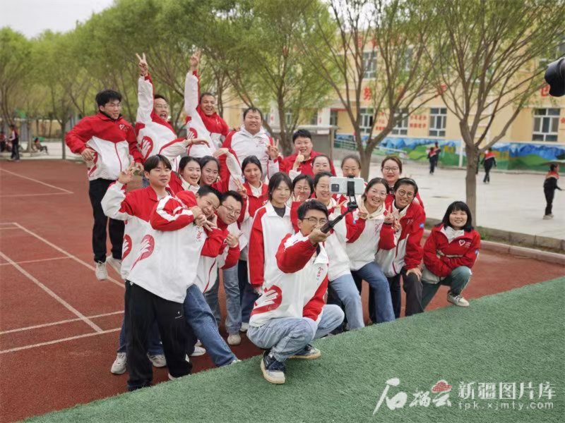 今年春季新學期開學時,謝依特小學戍邊支教西岸計劃誌願者服務隊隊員們在校園內合照留念。謝依特小學供圖