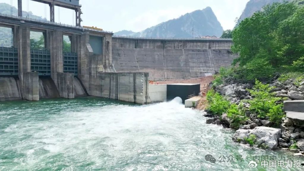 ▲5月20日，位于南盘江广西隆林县和贵州安龙县交界处的天生桥二级水电站正式启动生态流量泄放。李玲 摄