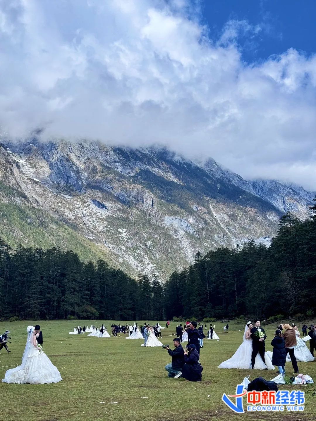 在雲杉坪景區拍婚紗照的新人 。受訪者供圖