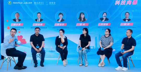 圆桌对话/左起：胡小军、刘会峰、袁会琼、曹帆、刘珊珊、邹烨