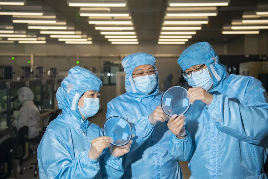 光迅科技研发人员正在进行芯片测试