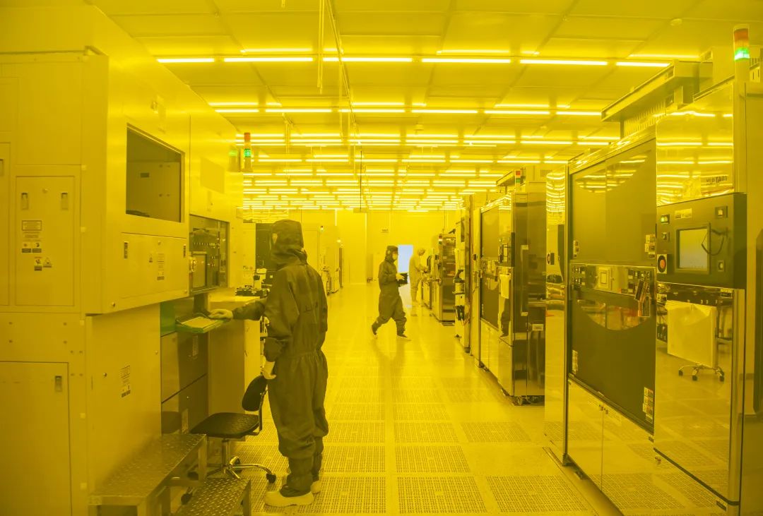 九峰山实验室技术人员正在进行测试