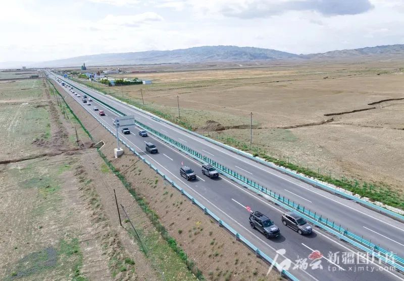 5月19日，车辆在昌吉州西部南山伴行公路上行驶。何龙摄