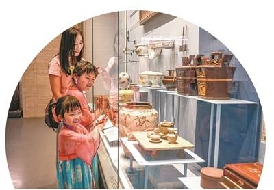 5月17日,觀眾在揚州中國大運河博物館參觀。任飛攝(影像中國)