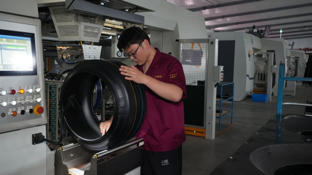 ▲胎胚製作成型後,工作人員進行檢查。劉浩 | 攝
