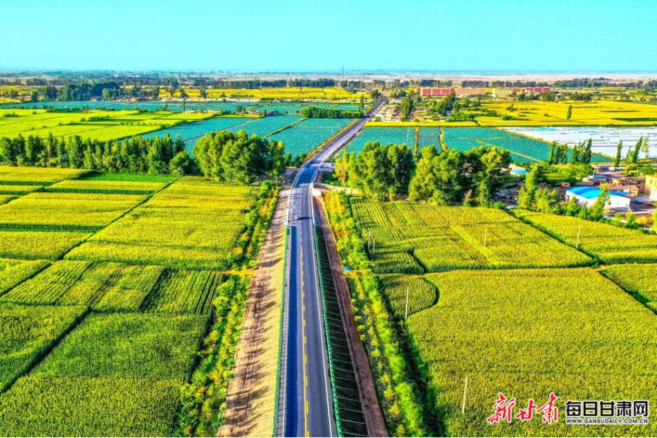 宽阔的公路穿过美丽的乡村 新甘肃·甘肃经济日报通讯员 张希清 摄
