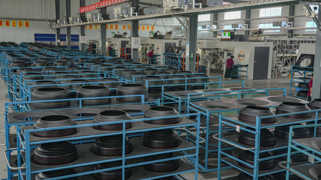 ▲工廠內的胎胚製作成型後等待進一步硫化,製成輪胎。劉浩 | 攝