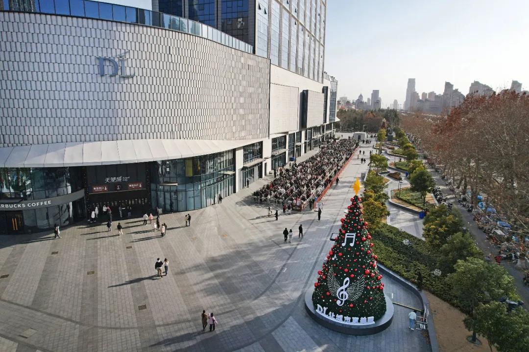 胖东来线下排队情况。图源:视觉中国