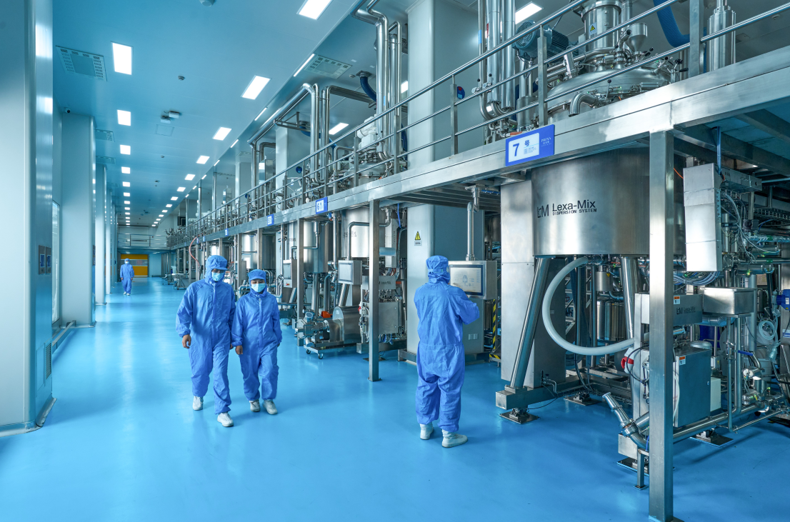 (图说:珀莱雅先进级智能工厂内部工作场景)