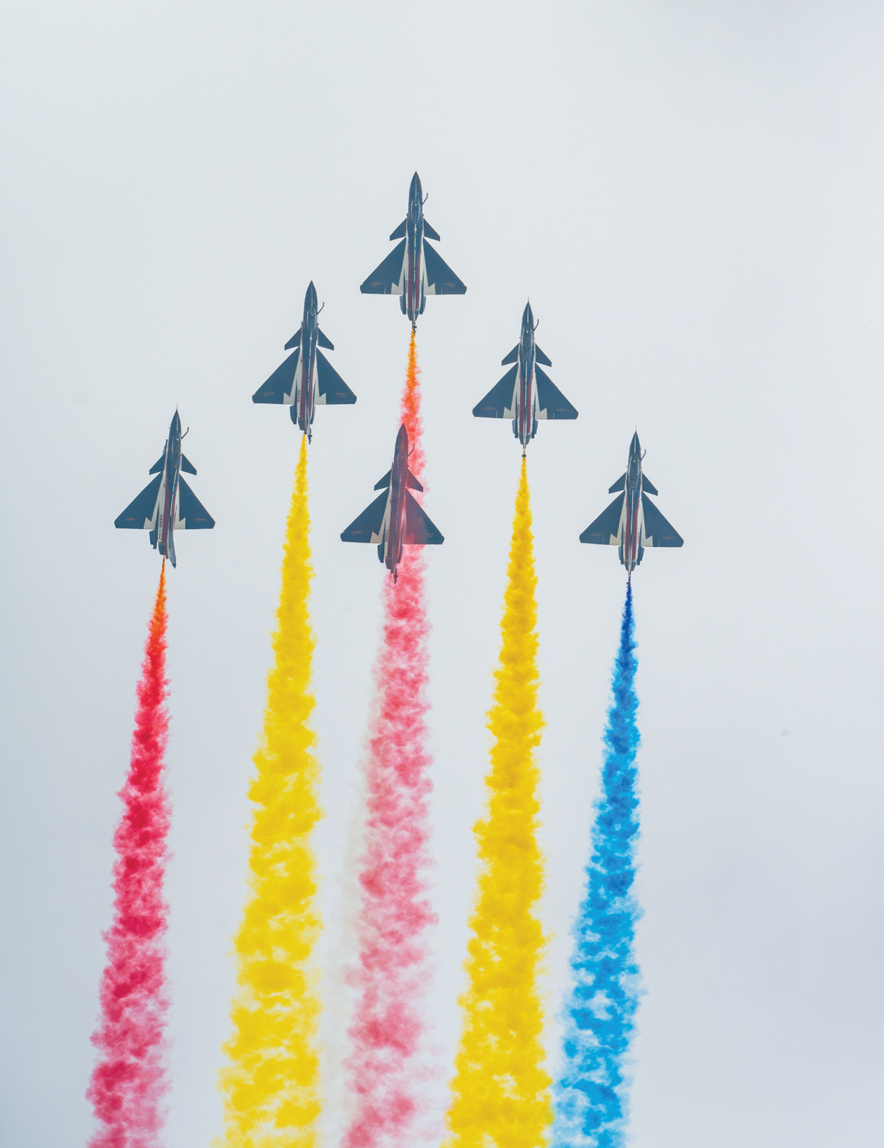 2024年11月,八一飛行表演隊在珠海航展上駕駛殲-10C戰機進行飛行表演。 (視覺中國)