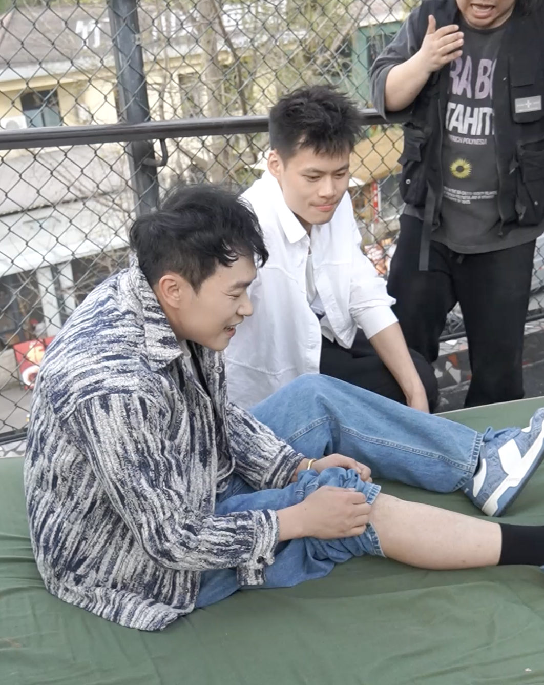 翻越柵欄時受傷