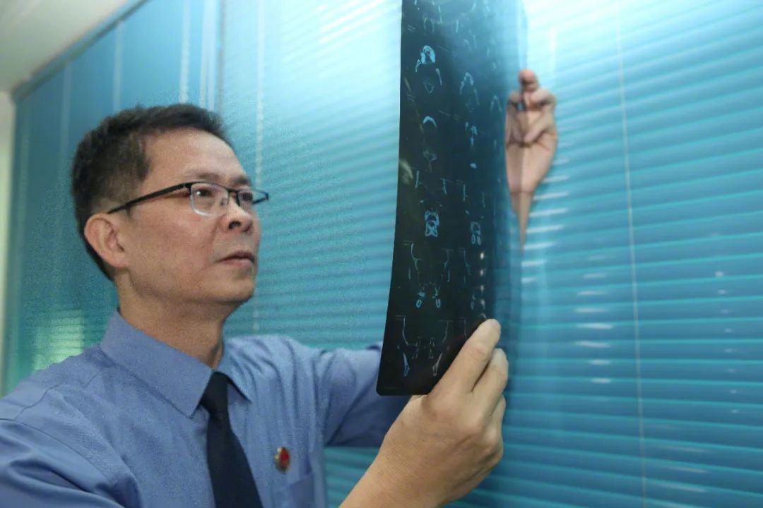 刘龙清审阅送检的CT片。