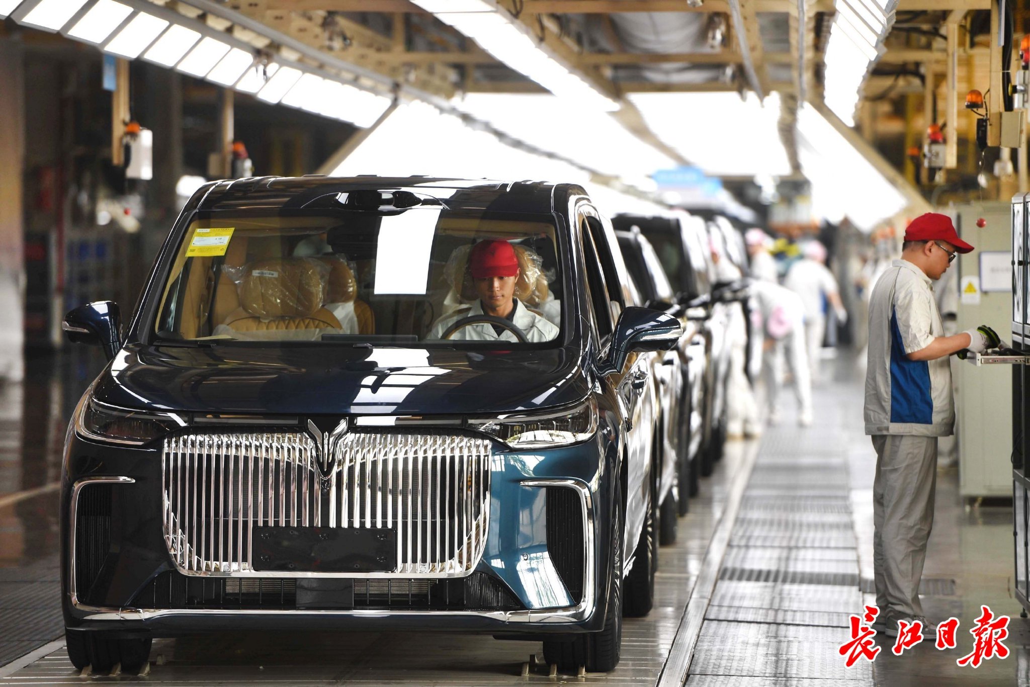 東風嵐圖汽車的高端新能源車生產線。 長江日報記者高勇 攝