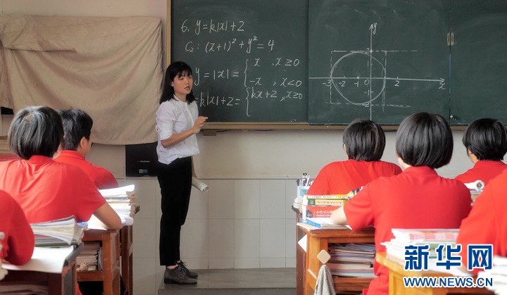 周雲麗在給學生們上課(資料圖)。(新華社 周磊 攝)