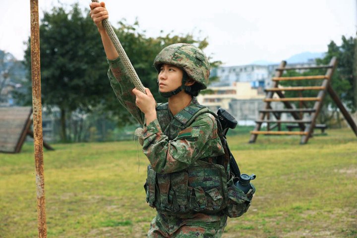 訓練中的丁王英(資料圖)。(來源:人民陸軍微信號)