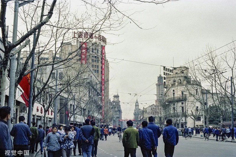 1978年,上海,从南京西路看上海第一百货商店。Yoji Asada/摄