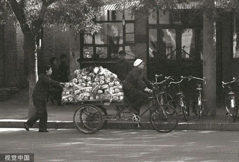 1960年代,北京,供销社的工作人员用三轮车将大白菜送到居民家中。翁乃强/摄