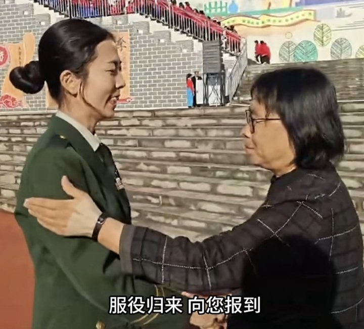 呂朝麗回母校看望張桂梅老師(影片截圖)。(來源:華坪縣融媒體中心)