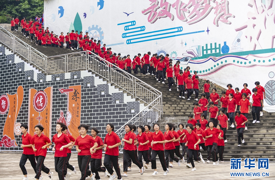 華坪女高學生在校園里(資料圖)。(新華社 陳欣波 攝)