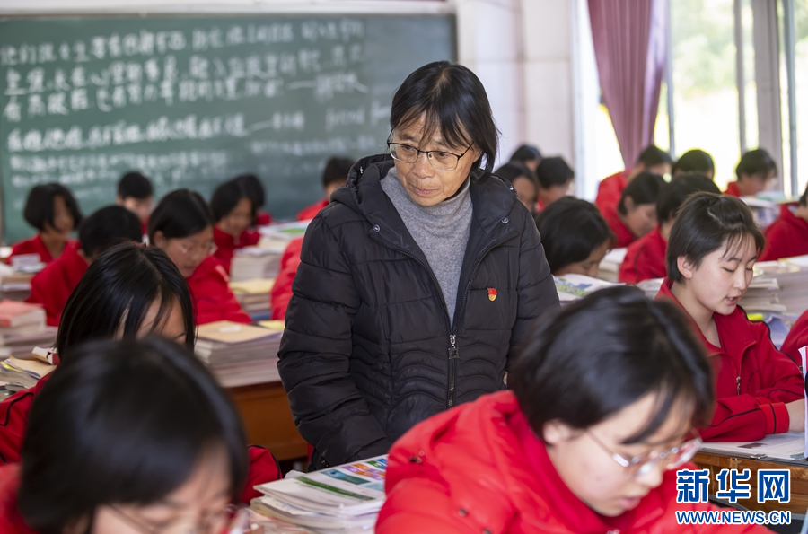 張桂梅在檢查學生們的學習情況(資料圖)。(新華社 陳欣波 攝)