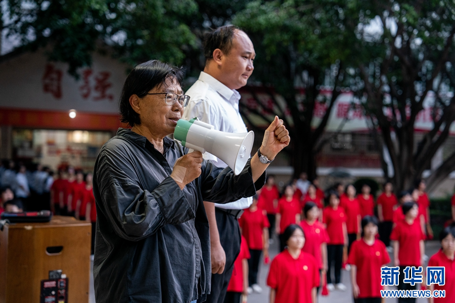 2024年6月7日,張桂梅帶著低年級的學生給準備出發參加高考的同學們加油。(新華社 胡超 攝)