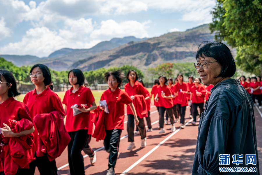 2024年6月7日,張桂梅微笑著望向走出考場的學生們。(新華社 胡超 攝)