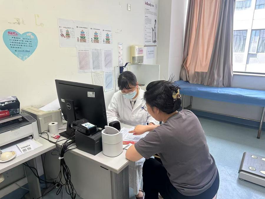 西安交通大學第一附屬醫院臨床營養科副主任醫師廖俠為患者進行營養指導。新華社發