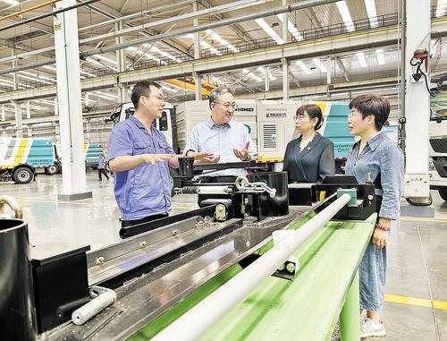 5月15日，石家庄煤矿机械有限责任公司工作人员（左一）向代表们介绍绿色工厂建设情况。 本报记者 霍相博摄