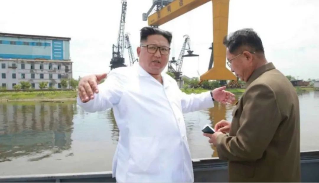 2018年,金正恩視察清津造船廠。圖/朝中社