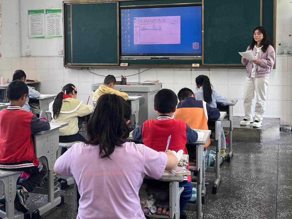 4月18日,重慶市秀山縣隘口鎮岑龍小學的孩子們正在教室里上課。新華社記者周思宇 攝